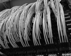 Patch panel com cordões de fibra